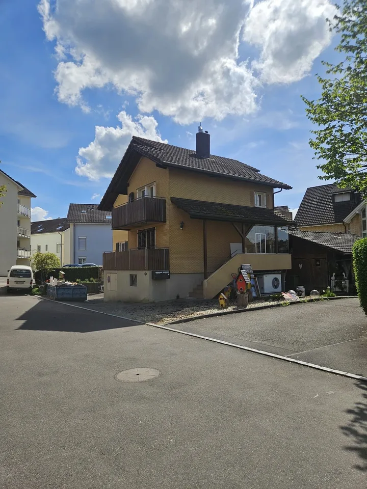 Helle 5.5-Zimmer-Dachmaisonette im Herzen von Hünenberg