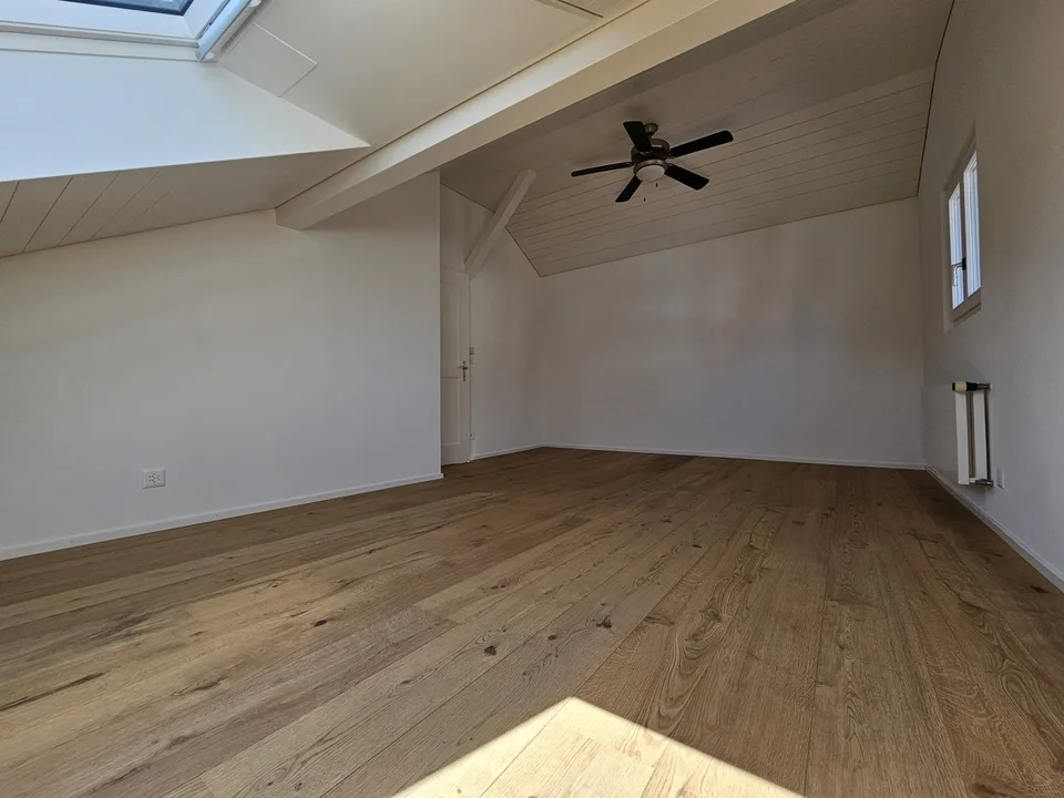 Helle 5.5-Zimmer-Dachmaisonette im Herzen von Hünenberg
