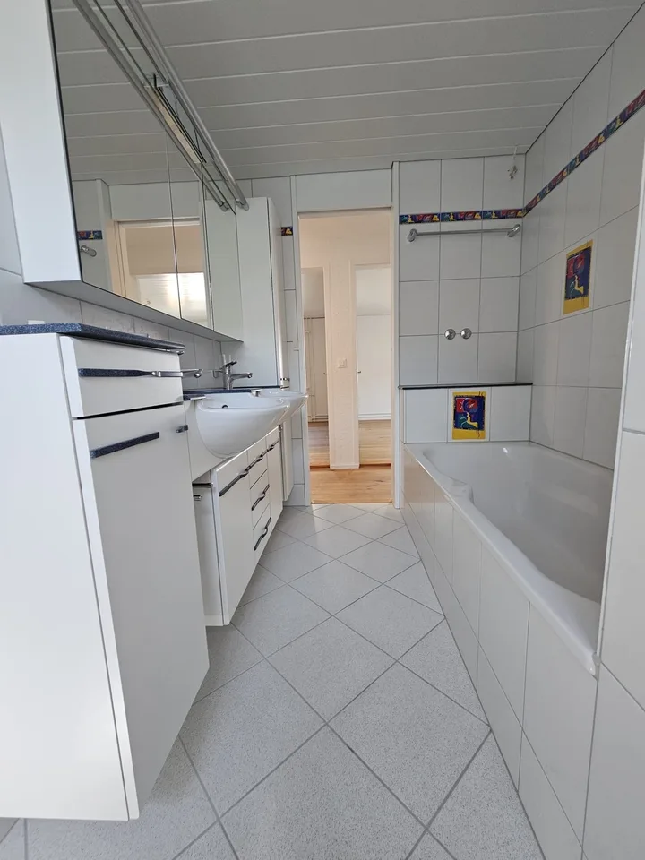 Helle 5.5-Zimmer-Dachmaisonette im Herzen von Hünenberg