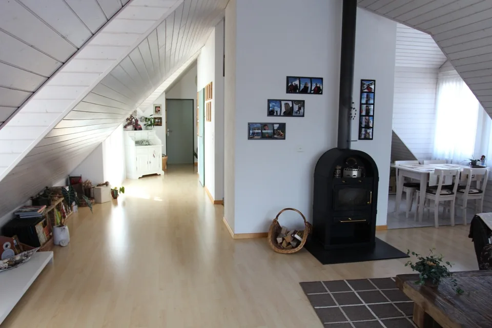 Charmante 3.5-Zimmer-Dachwohnung mit viel Charakter im Herzen von Immensee