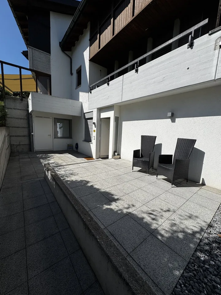 Helle und moderne Wohnung mit großer privater Terrasse