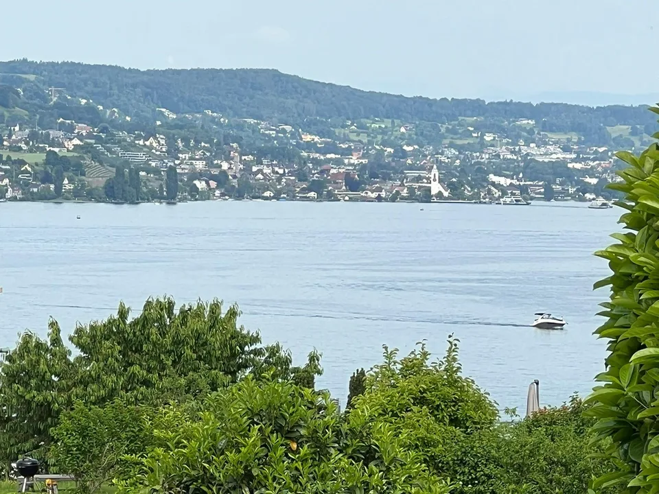 See Lage. Privatzimmer mit Balkon in freistehendem Haus mit Garten