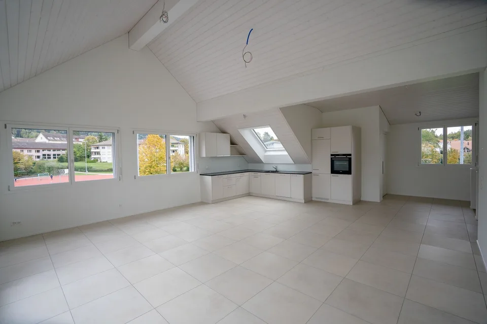Grosse Dachwohnung an zentraler Lage mit Bergsicht, inkl. Garage