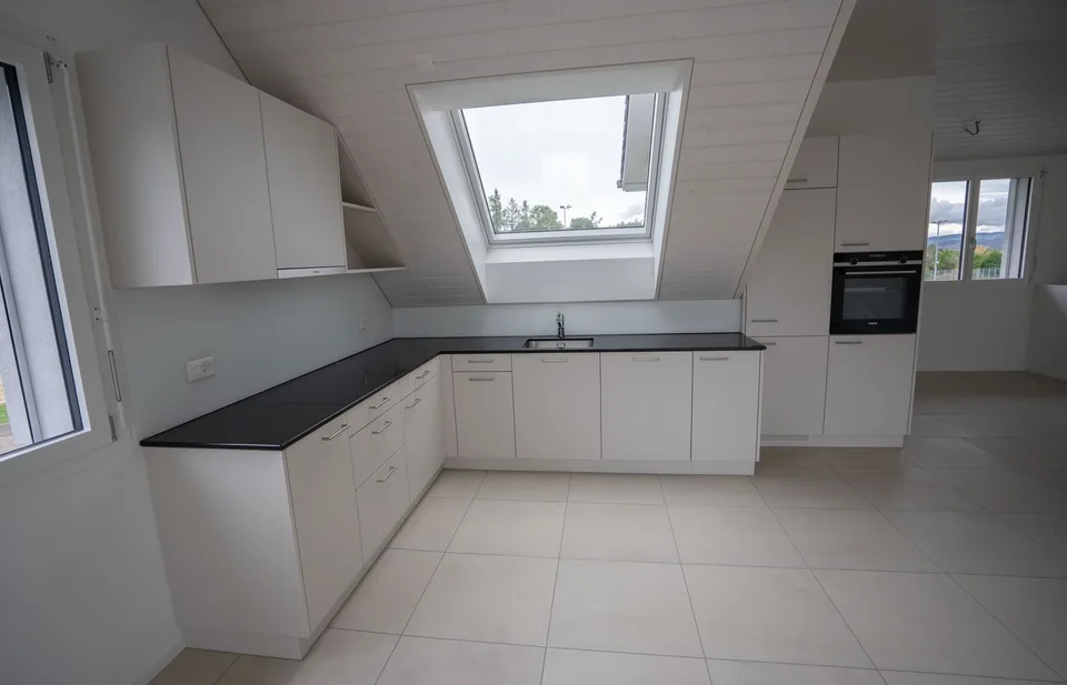 Grosse Dachwohnung an zentraler Lage mit Bergsicht, inkl. Garage