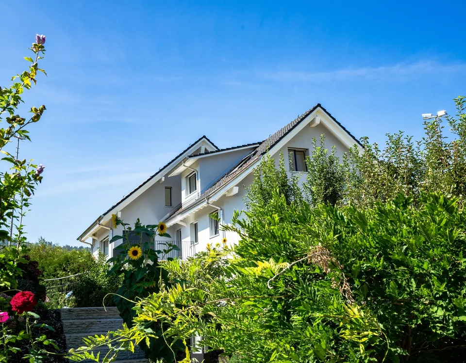 Grosse Dachwohnung an zentraler Lage mit Bergsicht, inkl. Garage