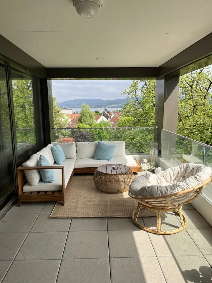 Helles WG-Zimmer mit Seesicht in Rüschlikon