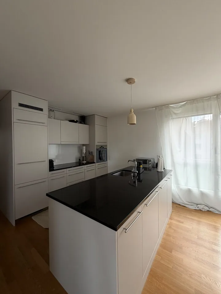 Helles WG-Zimmer mit Seesicht in Rüschlikon