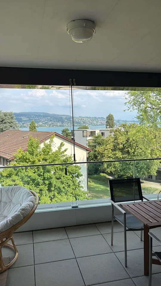 Helles WG-Zimmer mit Seesicht in Rüschlikon