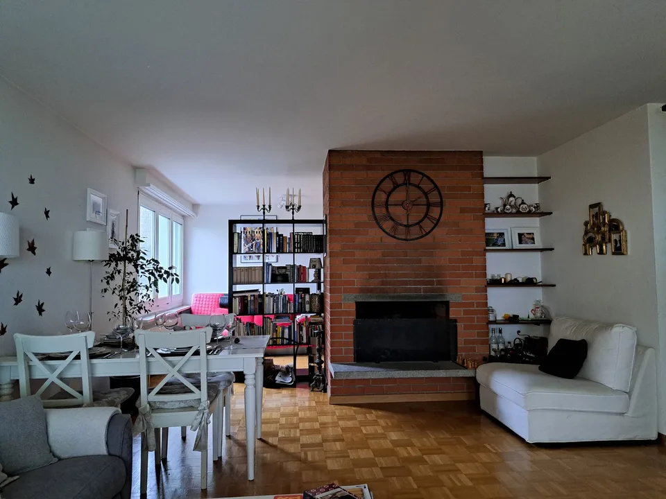 Ein Zimmer in 2er WG in einer hellen Wohnung mit Kamin und Seesicht, nahe Badi