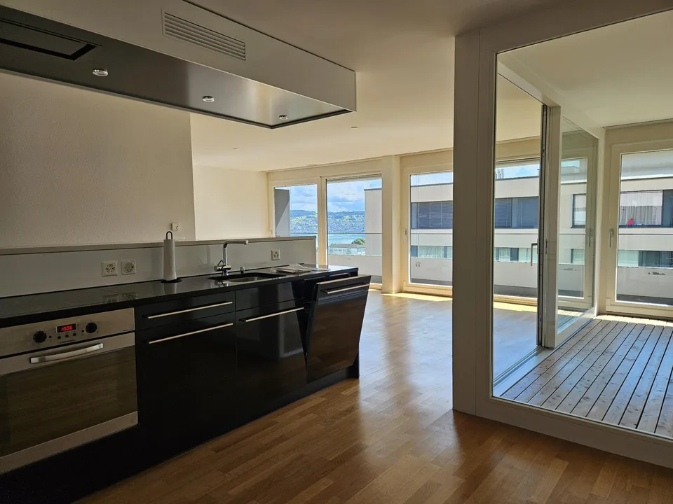 Helle und grosszügige 3.5 Zimmerwohnung mit Wintergarten in Wädenswil