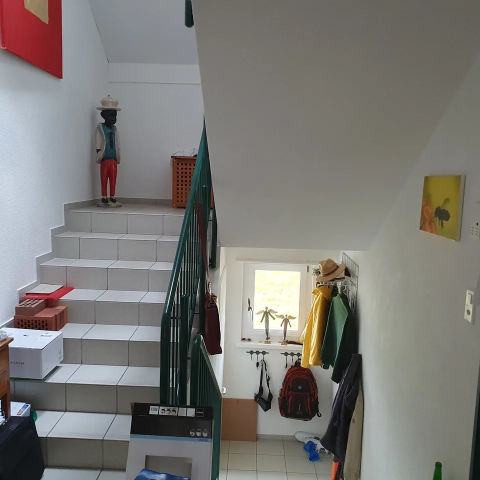 WG mit 1 Zimmer und eigenem Bad, das Zimmer ist schwach möbliert: 3er Sofa (gut zum schlafen) 4 Personen Tisch und 2 Stühle. 1 Regal klein im Zimmer,  eines ausserhalb.