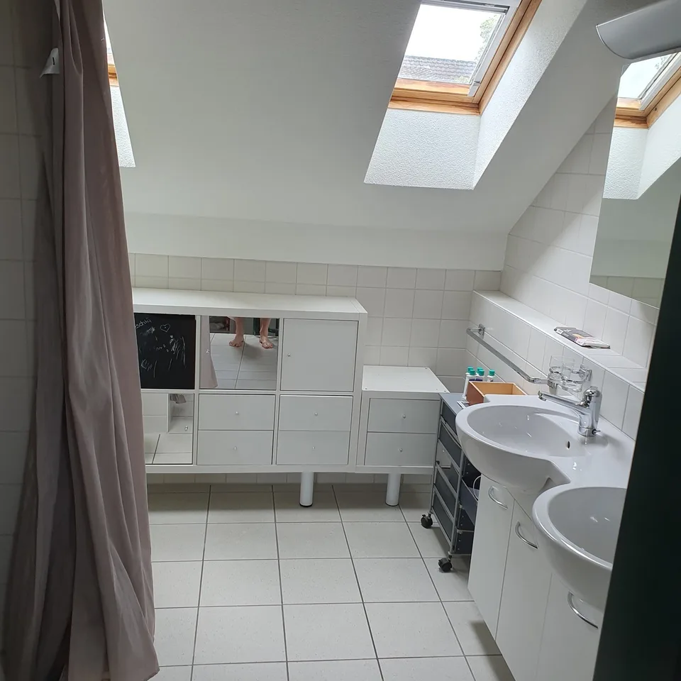 WG mit 1 Zimmer und eigenem Bad, das Zimmer ist schwach möbliert: 3er Sofa (gut zum schlafen) 4 Personen Tisch und 2 Stühle. 1 Regal klein im Zimmer,  eines ausserhalb.