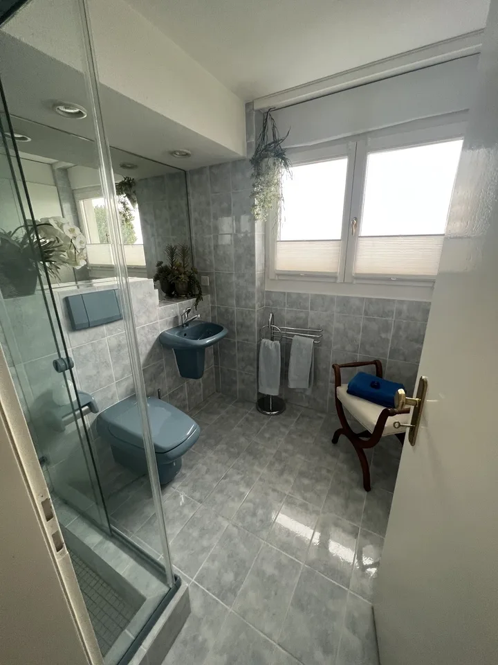 WG Zimmer (Seesicht) mit eigenem Badezimmer in grossem Haus mit Garten
