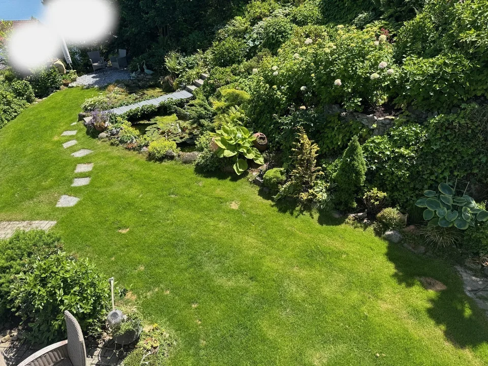 WG Zimmer (Seesicht) mit eigenem Badezimmer in grossem Haus mit Garten