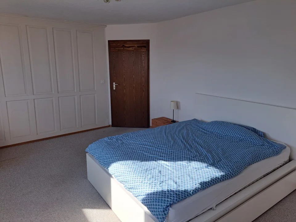 Furnished Room with Lake View / Möbliertes Zimmer mit Seeblick