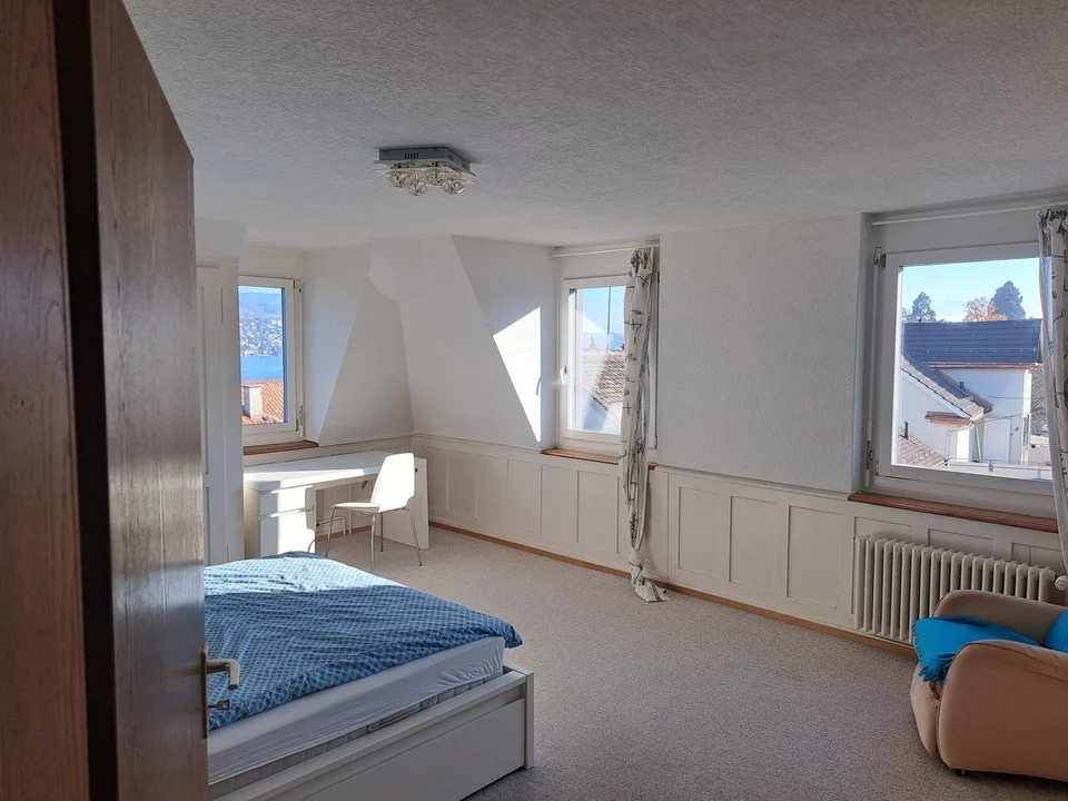 Furnished Room with Lake View / Möbliertes Zimmer mit Seeblick