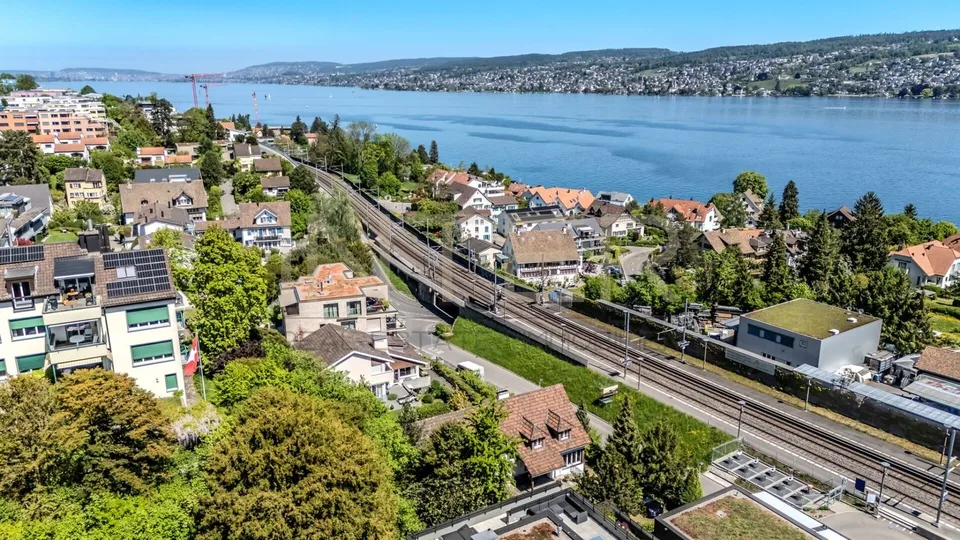 Reserviert: Stilvolles freistehendes 6.5-Zi-EFH mit 981 m² Grundstück, Seesicht und Entwicklungspotenzial in Oberrieden