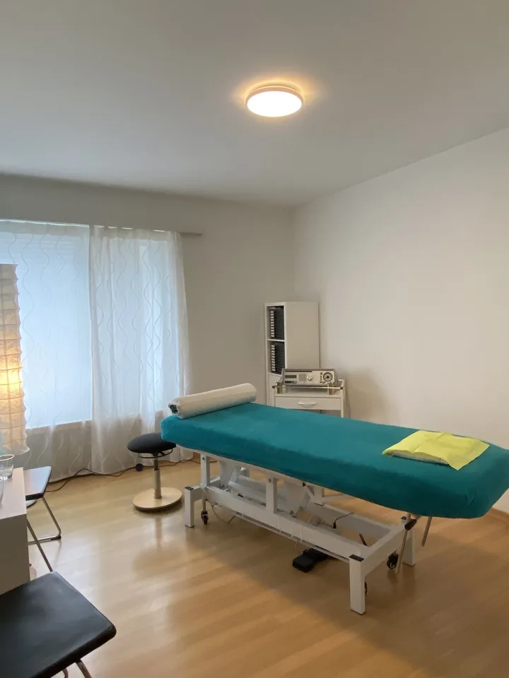 heller Praxisraum im Zentrum von Thalwil
