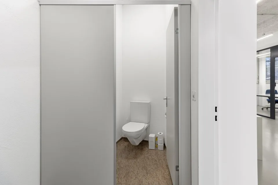 Bezugsbereites möbliertes Büro an gut angeschlossener Lage in Wädenswil – photo 12 of 13