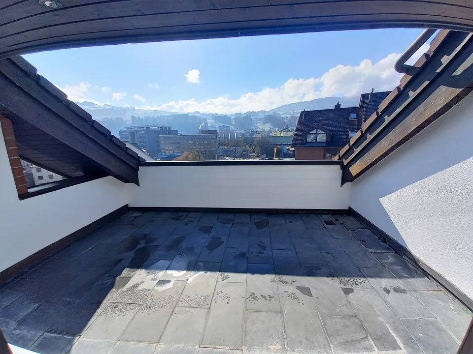 Wunderschön sanierte, sonnige 4.5-Zimmer-Attikawohnung in Wollerau Dorfzentrum