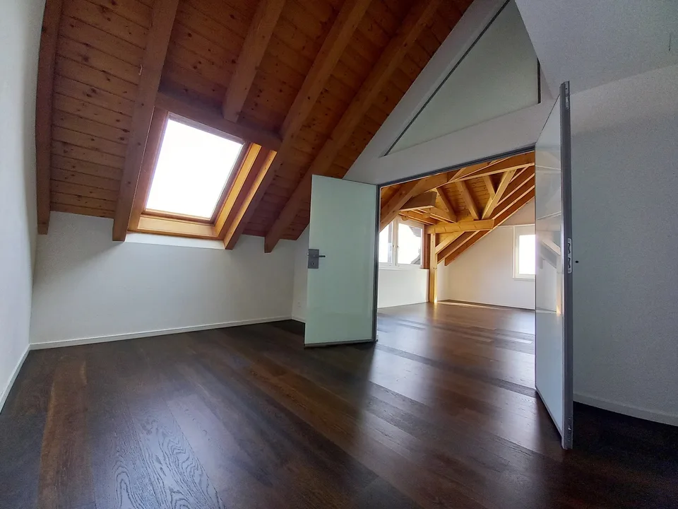 Wunderschön sanierte, sonnige 4.5-Zimmer-Attikawohnung in Wollerau Dorfzentrum