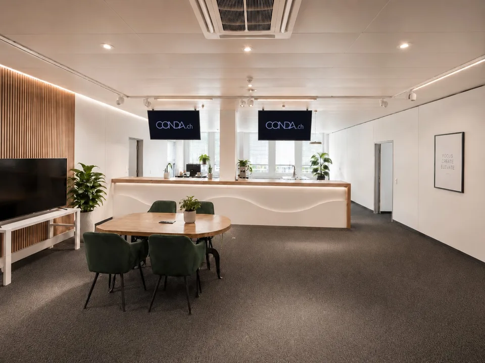 Büroplatz mit eigenem Schreibtisch in modernem Office zu vermieten