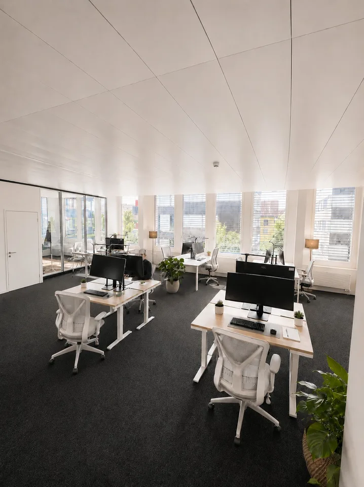Büroplatz mit eigenem Schreibtisch in modernem Office zu vermieten
