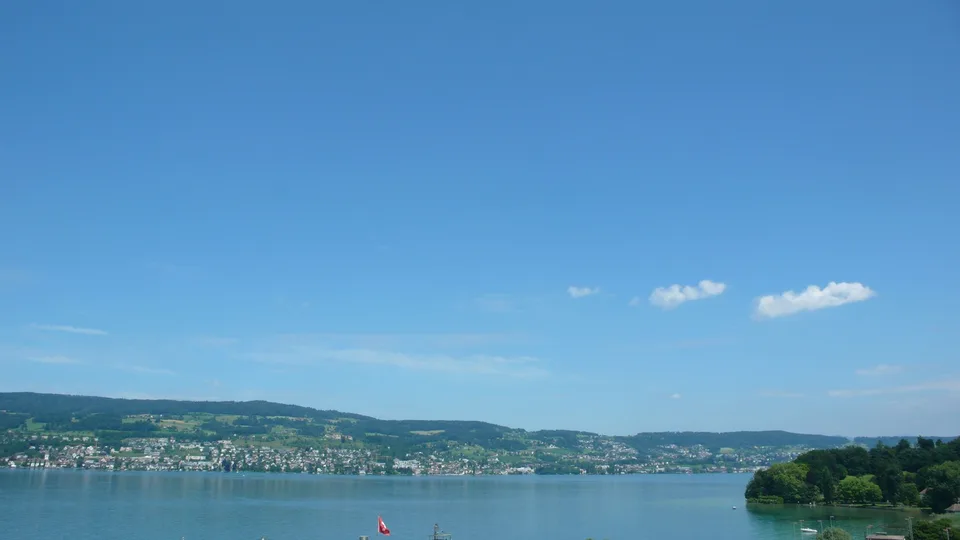 Modernes Studio mit Gartensitzplatz in freistehender Villa nahe Zürichsee