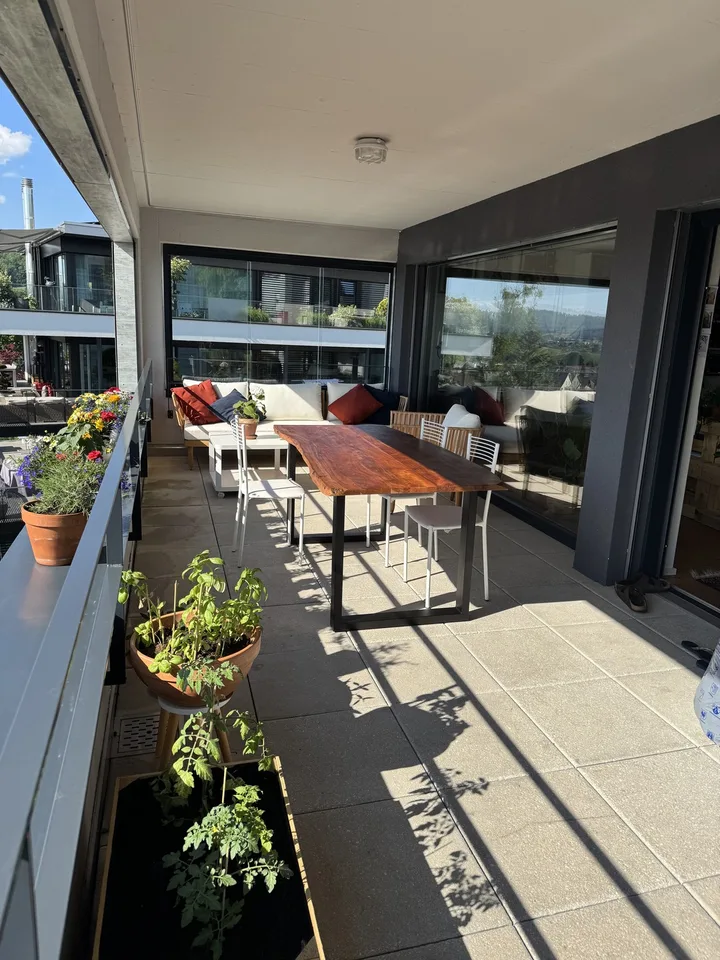 Helle und ruhige 3.5-Zimmer-Wohnung mit riesige Balkon
