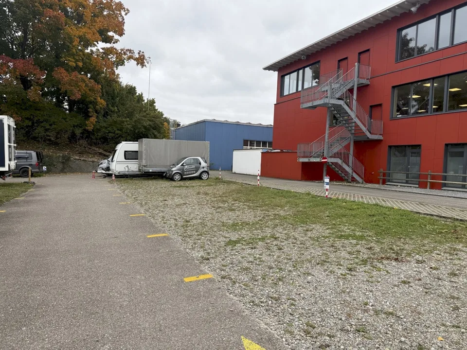 Aussen-Parkplatz