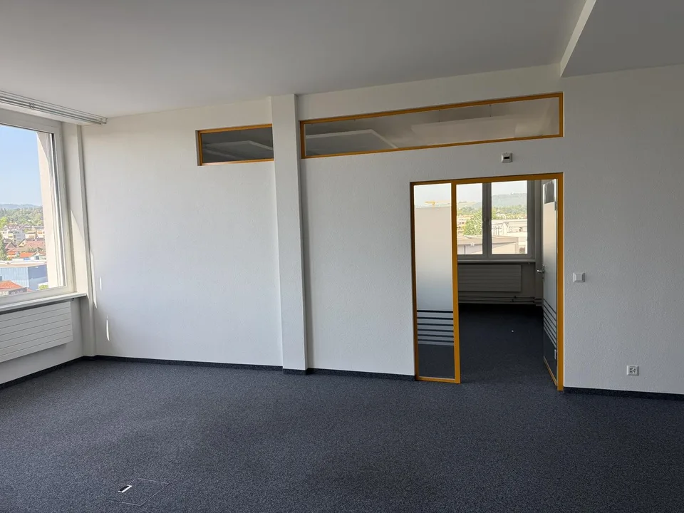 Helles 2-Zimmer Büro im 5. OG direkt am Bahnhof Steinhausen zu vermieten
