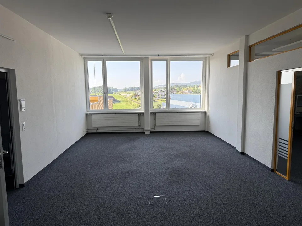 Helles 2-Zimmer Büro im 5. OG direkt am Bahnhof Steinhausen zu vermieten