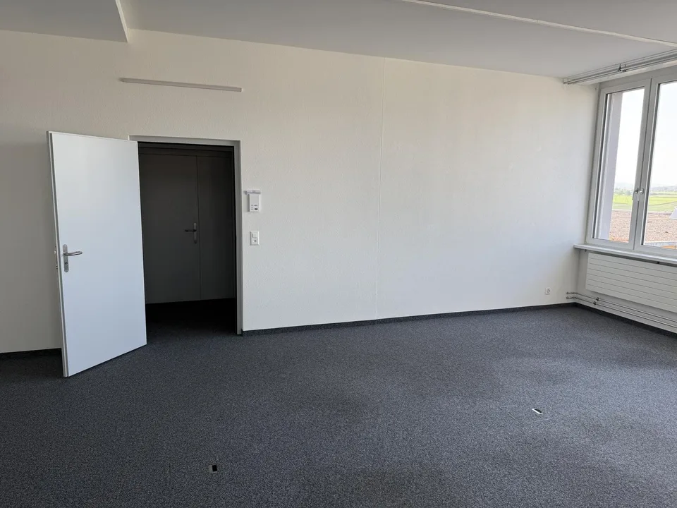 Helles 2-Zimmer Büro im 5. OG direkt am Bahnhof Steinhausen zu vermieten