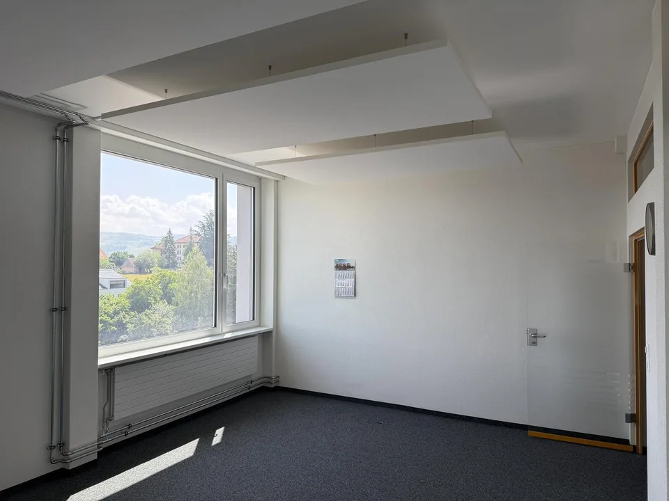 Helles 2-Zimmer Büro im 5. OG direkt am Bahnhof Steinhausen zu vermieten