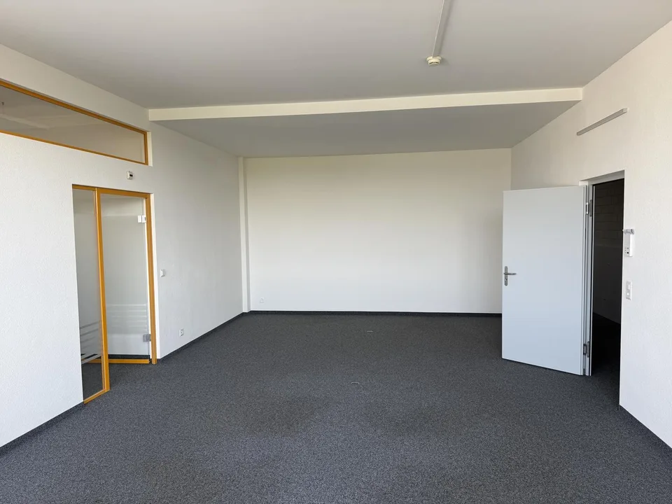 Helles 2-Zimmer Büro im 5. OG direkt am Bahnhof Steinhausen zu vermieten