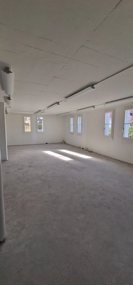 Ladenfläche im Dorfzentrum von Bonstetten
