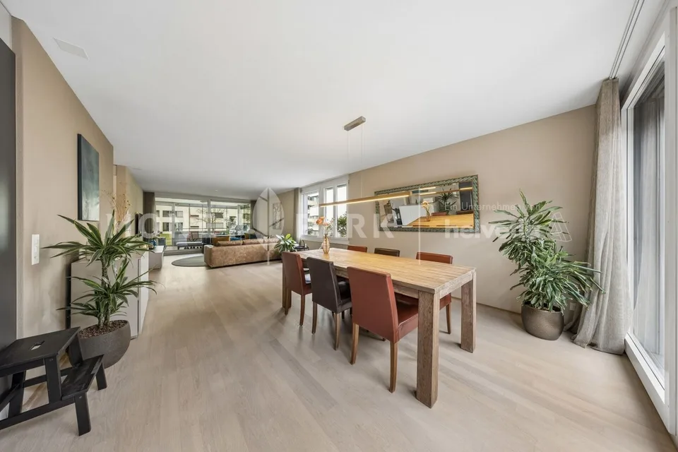 4.5-(5.5) Zimmer-Wohnung mit grossem Garten und viel Privatsphäre