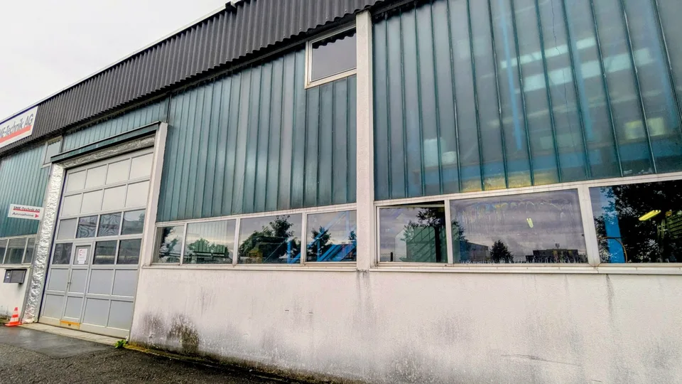 Vielseitige Gewerbefläche mit Werkstatt und Aussenfläche zu vermieten