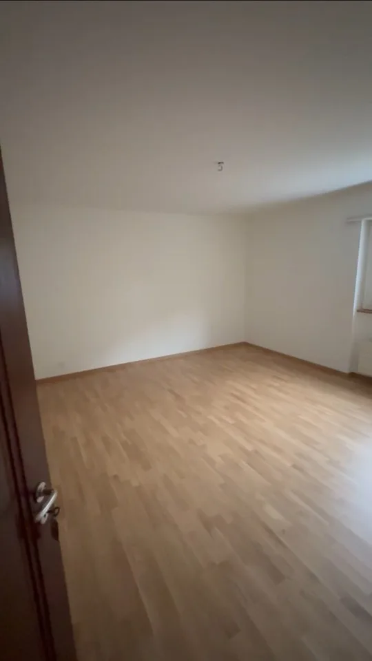 Einzelzimmer in Zug, frisch renoviert