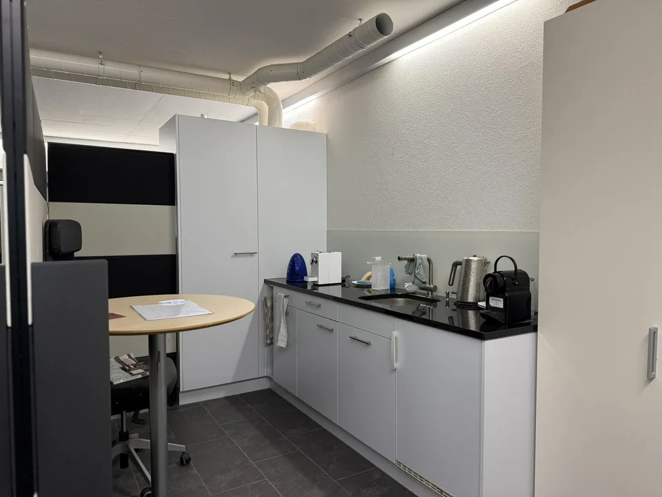 🏢 Modern Coworking Workspace | Chamerstrasse 176 Zug | Available Now – Foto 10 von 22