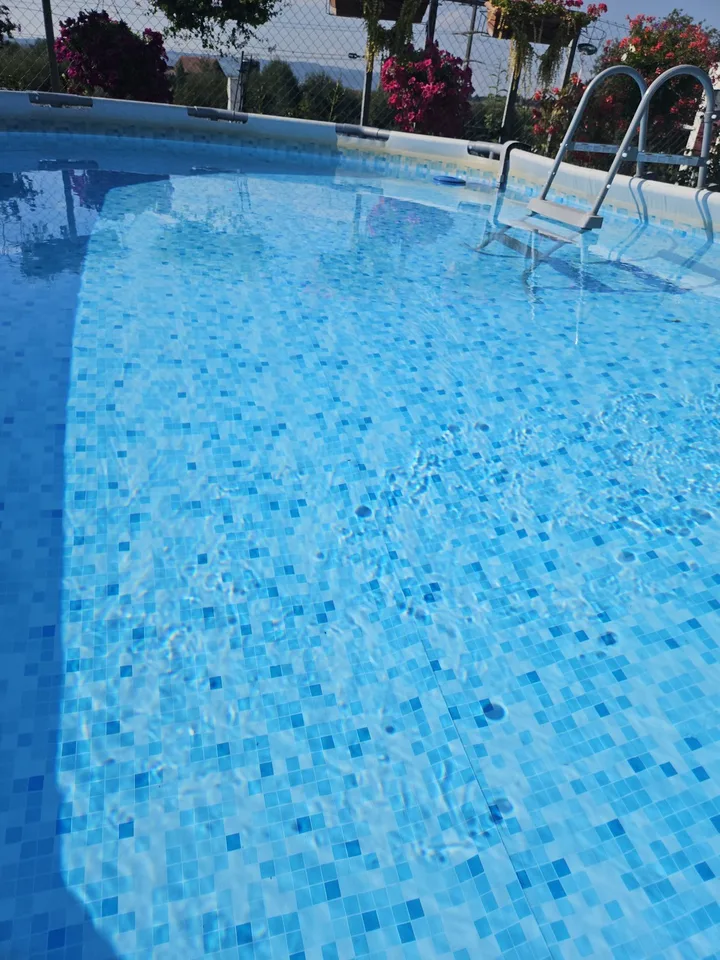 möbliertes Zimmer / Mitbenutzung Küche, grosses Bad, grosse Terrasse, Pool, Lounge