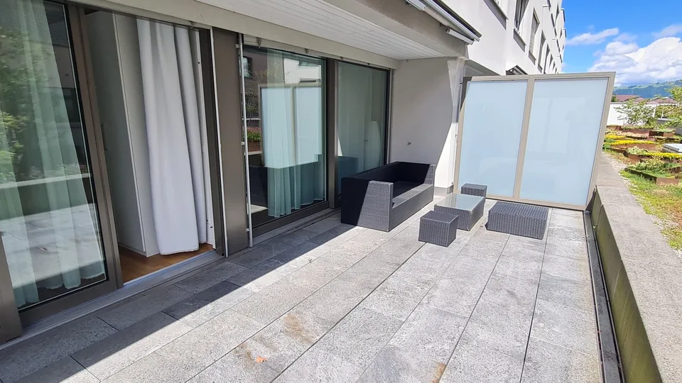 neuwertige 2.5 Zi-Wohnung (möbliert) mit Terrasse, befristet Anfang Okt bis Ende Januar