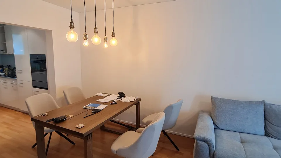 neuwertige 2.5 Zi-Wohnung (möbliert) mit Terrasse, befristet Anfang Okt bis Ende Januar