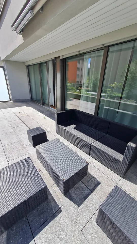 neuwertige 2.5 Zi-Wohnung (möbliert) mit Terrasse, befristet Anfang Okt bis Ende Januar