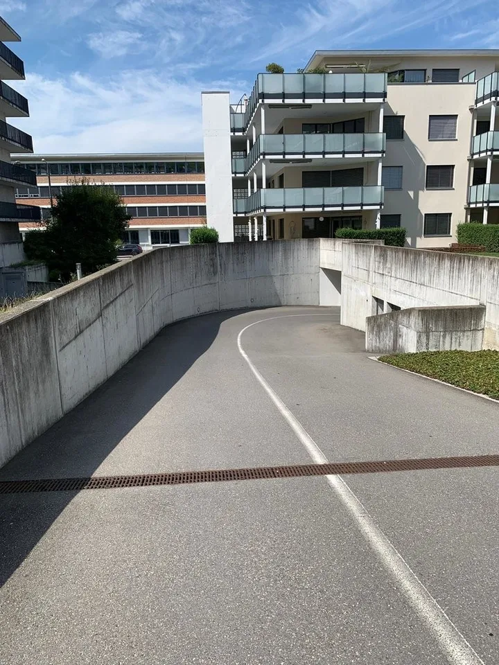 Motorradparkplatz zu vermieten