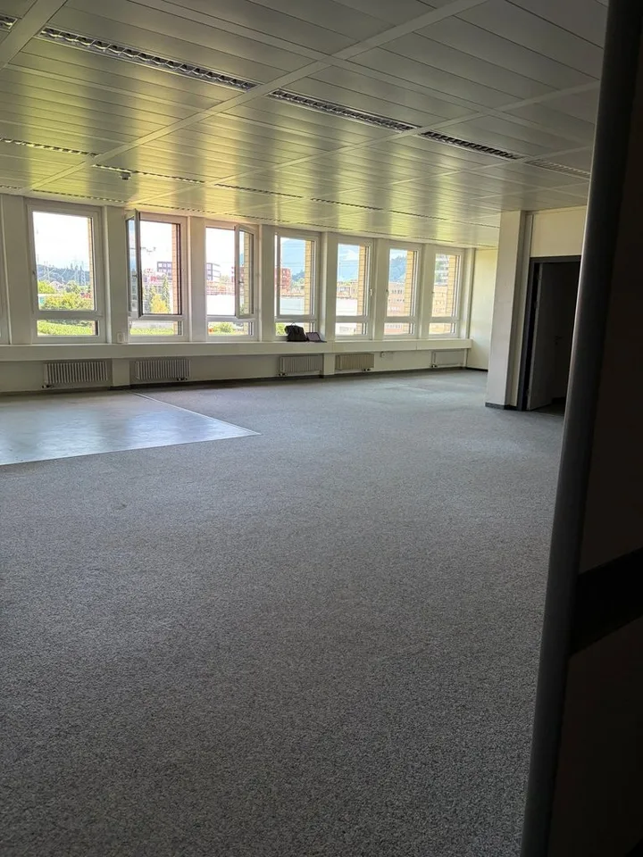 "Attraktiver Büroraum in Rotkreuz"
