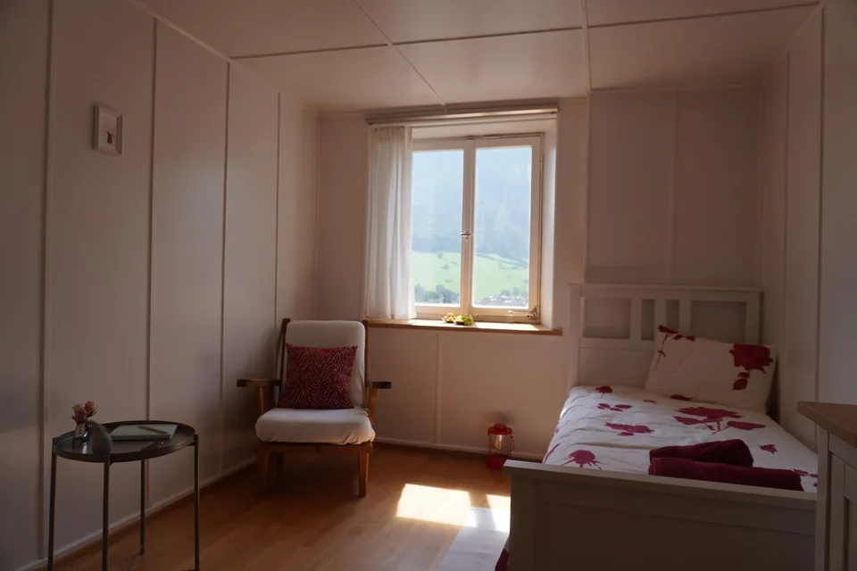 Ruhiges, möbliertes Zimmer in grossem Haus in Ennenda zu vermieten