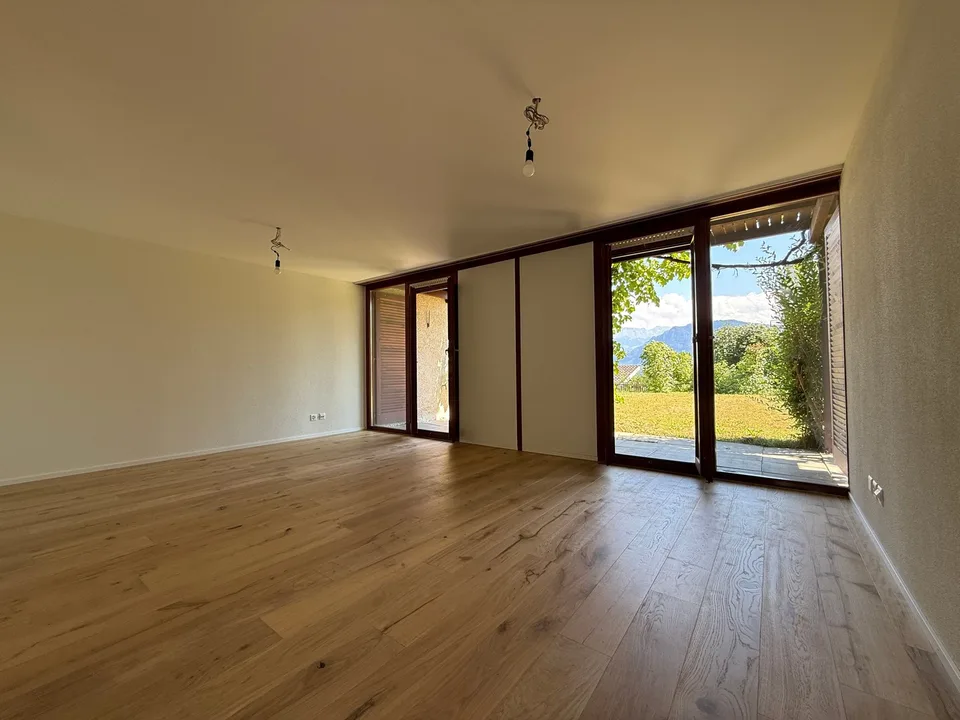 Neu renoviertes Reiheneckhaus mit See- und Bergsicht in Meggen