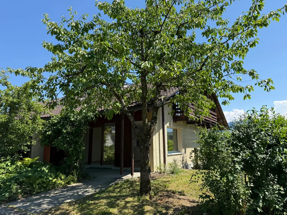 Neu renoviertes Reiheneckhaus mit See- und Bergsicht in Meggen