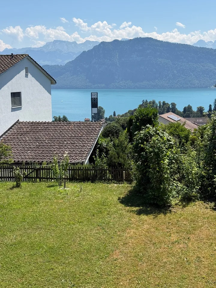 Neu renoviertes Reiheneckhaus mit See- und Bergsicht in Meggen